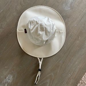 Men’s wide brim rain hat with drawstring.